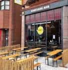 Vista exterior del Santiago Bar en Leeds con mesas al aire libre
