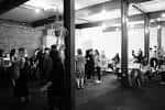 Espacio interior con personas reunidas, vista en blanco y negro