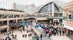 Vista panorámica del interior del centro comercial Trinity Leeds con múltiples niveles y gente caminando