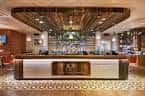 Interior del bar o zona de recepción con barra moderna y iluminación cálida
