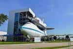 Exhibición del transbordador espacial Discovery frente al edificio principal