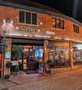 Fachada exterior de The Cut & Craft Leeds por la noche