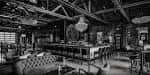 Espacio interior en blanco y negro con mobiliario moderno y estructura industrial