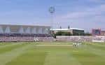 Vista panorámica del campo de críquet Trent Bridge con gradas y cielo despejado