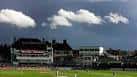 Fachada histórica del estadio Trent Bridge bajo nubes dramáticas