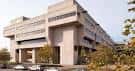 Vista exterior del Wesley W. Posvar Hall con arquitectura brutalista y entorno urbano