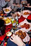 Mesa con comida y bebidas en un ambiente social