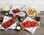 Platos de comida dispuestos sobre una mesa
