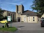 Fachada frontal de All Hallows Church en Leeds bajo cielo azul despejado