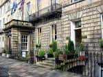 Vista exterior de la fachada principal del Royal Scots Club con banderas británicas