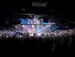 Concierto en el Celebrity Theatre con escenario iluminado y multitud de espectadores