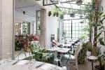 Espacio interior amplio con iluminación natural y mobiliario preparado para celebraciones