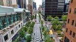 Perspectiva elevada del paseo peatonal con edificios modernos a los lados