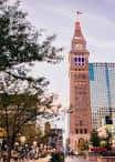 Torre histórica en el centro de Denver con gente caminando alrededor