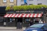 Vista exterior del pub The Camden Head con su marquesina roja y blanca