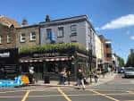 Fachada completa del edificio del pub en la calle de Camden Town