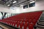 Interior del auditorio con butacas rojas y escenario