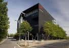 Vista exterior del edificio moderno del teatro Stanley & Audrey Burton Theatre en Leeds