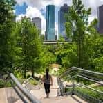 Vista del parque con senderos y rascacielos de Houston al fondo