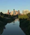 Paisaje del río Buffalo Bayou con el skyline de la ciudad reflejado en el agua