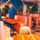 Multitud en el Why Not Nightclub con luces azules y manos levantadas