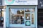 Fachada de la tienda myBearpaw en Edimburgo con escaparate y letrero