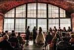 Ceremonia en el interior de los arcos con invitados sentados