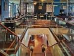 Vista del interior del restaurante Chaophraya en Leeds con escaleras y mesas