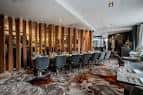 Área de comedor con decoración moderna y sillas grises en Chaophraya Leeds