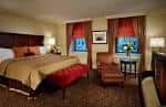 Habitación de hotel con cama doble y decoración clásica