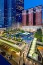 Vista nocturna del Omni William Penn Hotel desde una perspectiva elevada