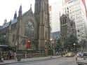 Fachada exterior de la catedral en estilo gótico con torres gemelas en entorno urbano