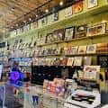 Interior de la tienda Criminal Records con estanterías llenas de discos y vinilos