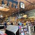 Vista general del interior de la tienda mostrando el ambiente y los productos expuestos