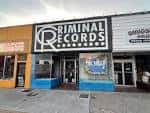 Fachada exterior de la tienda Criminal Records en Atlanta