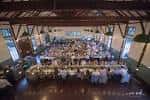 Vista aérea del salón principal decorado para una boda con mesas y sillas
