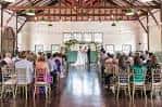 Ceremonia de boda en el interior del Trolley Barn con invitados sentados