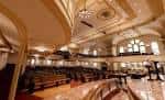 Interior del auditorio con arquitectura clásica y butacas