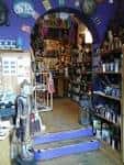 Vista del interior de la tienda Zen Shop con estanterías llenas de productos y decoración colorida