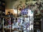 Interior de la tienda con exhibidores de artesanías y elementos decorativos colgantes