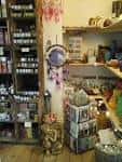 Detalle del interior de la tienda con estantes de productos y adornos temáticos