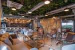 Interior elegante del ARBORETUM con decoración vegetal y mobiliario moderno