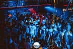 Interior del nightclub Fusion con ambiente festivo y luces de colores