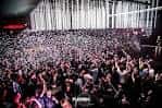 Gran multitud dentro del venue Fusion durante un evento masivo