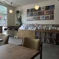 Interior de la tienda mostrando estanterías con discos y zona de lectura
