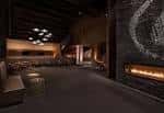 Interior del Lexus Courtside Club con zona de lounge y chimenea