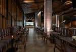 Vista interior del club con mesas y sillas dispuestas para eventos