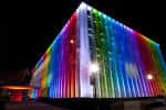 Fachada iluminada de la biblioteca Hunt con luces de colores en la noche