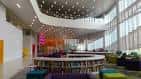 Interior espacioso de la biblioteca Hunt con mobiliario moderno y techo decorativo