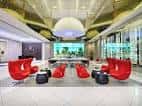 Sala de estar moderna con sofás rojos y lámpara colgante